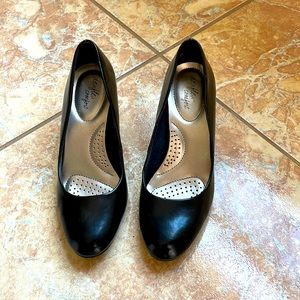 1.5-2 inch black pumps, used good condition size 7